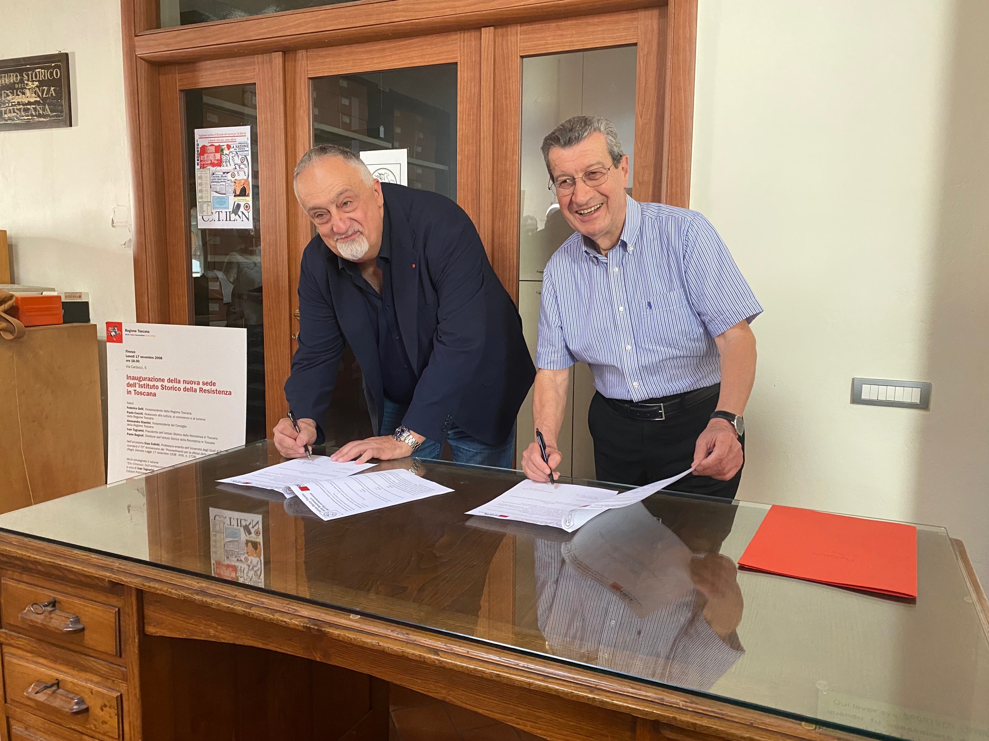Vannino Chiti e Rossano Rossi firmano l’accordo (Fonte foto Istituto Storico Toscano della Resistenza e dell'Età Contemporanea)