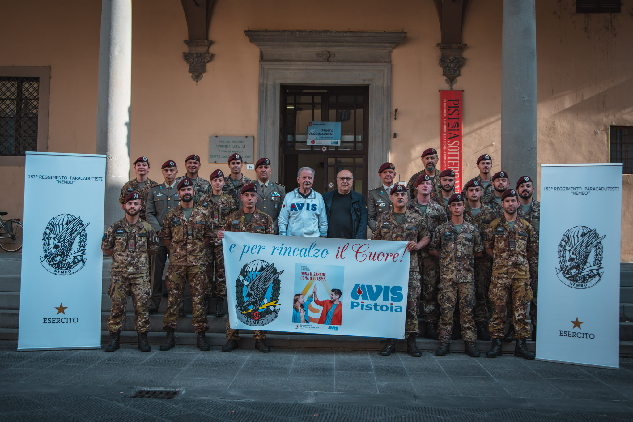 Foto di gruppo con i militari del 183° Reggimento Paracadutisti Nembo