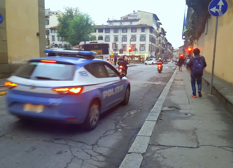 Sorpreso dalla Polizia di Stato in strada con mezzo etto di droga e oltre 3.500 euro nello zaino (foto Antonello Serino - Met Ufficio Stampa)