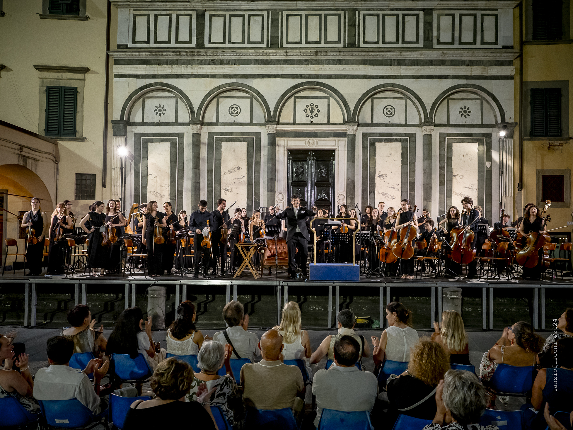 European Youth Orchestra "Ferruccio Busoni" con, al centro, il Maestro Sergio Alapont
