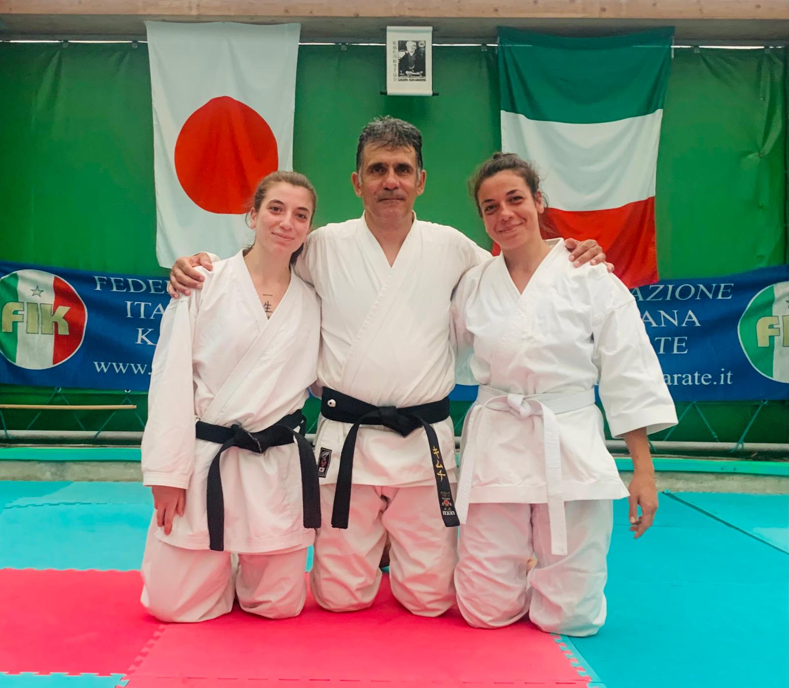 le atlete con il loro maestro Michele Romano (Fonte foto Comune di Greve in Chianti)