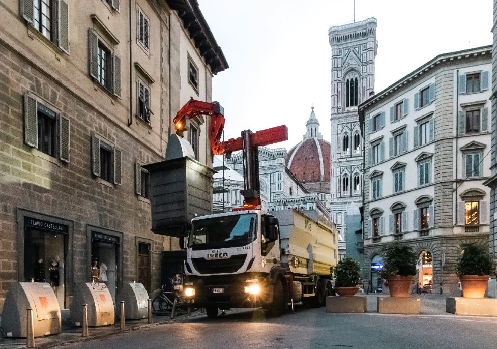 Svuotamento contenitori Firenze (Fonte foto Alia Spa)