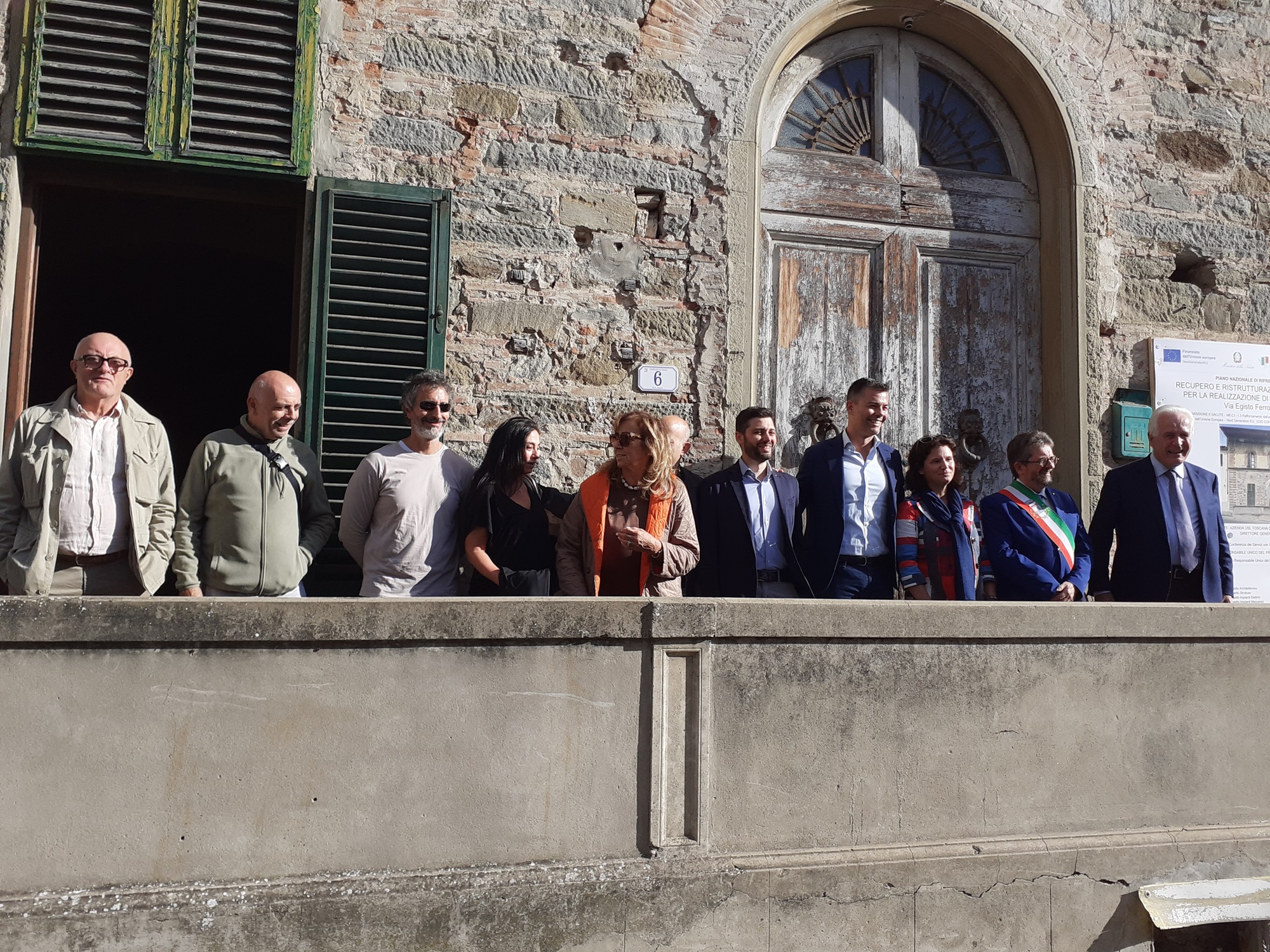 Foto di gruppo davanti a Palazzo Ferroni (Fonte foto Ausl Toscana Centro)