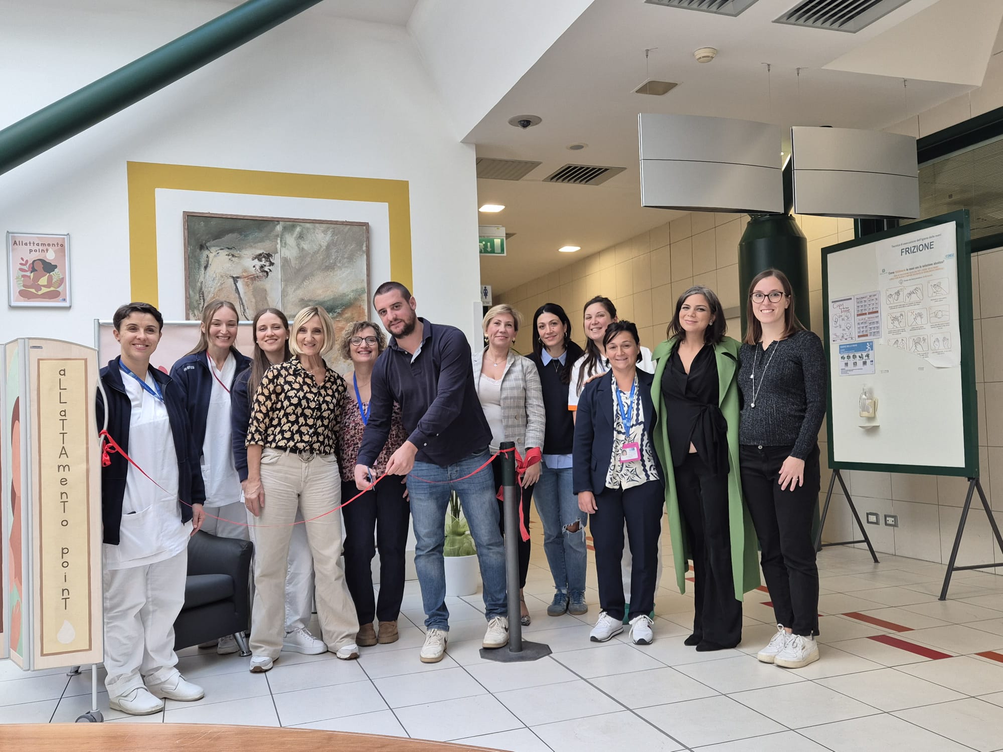 Taglio del nastro con il Dr Manzi (Fonte foto Ausl Toscana Centro)