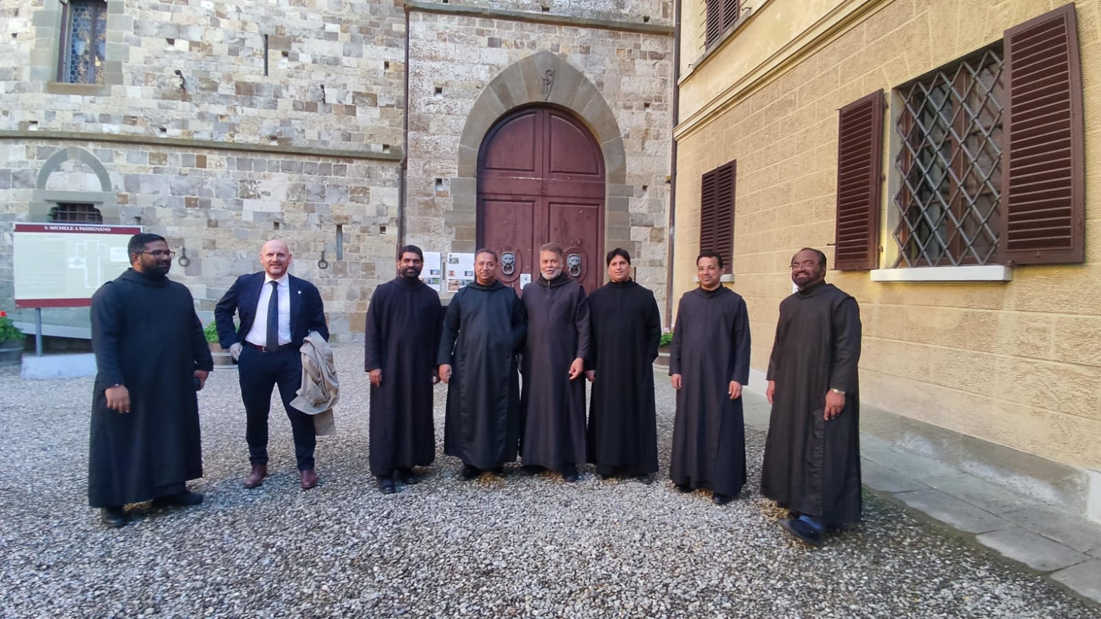 Chiusura del Giubileo, il sindaco Baroncelli con i monaci (fonte foto comunicato stampa)