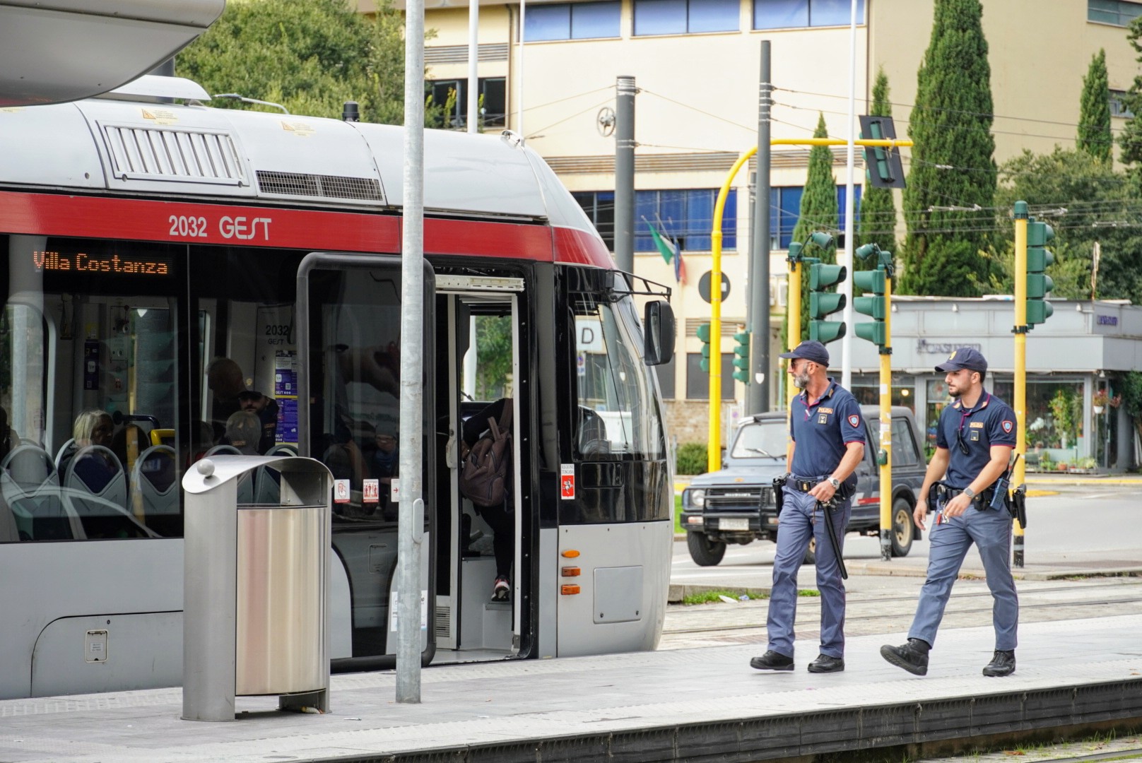 Controlli della Polizia di Stato alle fermate e a bordo della tramvia (Fonte foto Polizia di Stato)