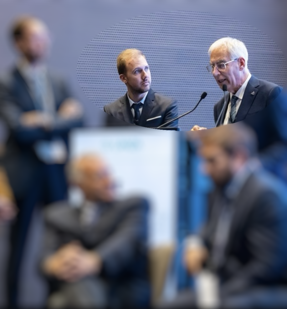 A sx il dott. Lazzarotto mentre riceve il premio dal Presidente uscente della Società Italiana di Chirurgia Vascolare, Prof.Gaetano Lanza (Fonte foto Ausl Toscana Centro)