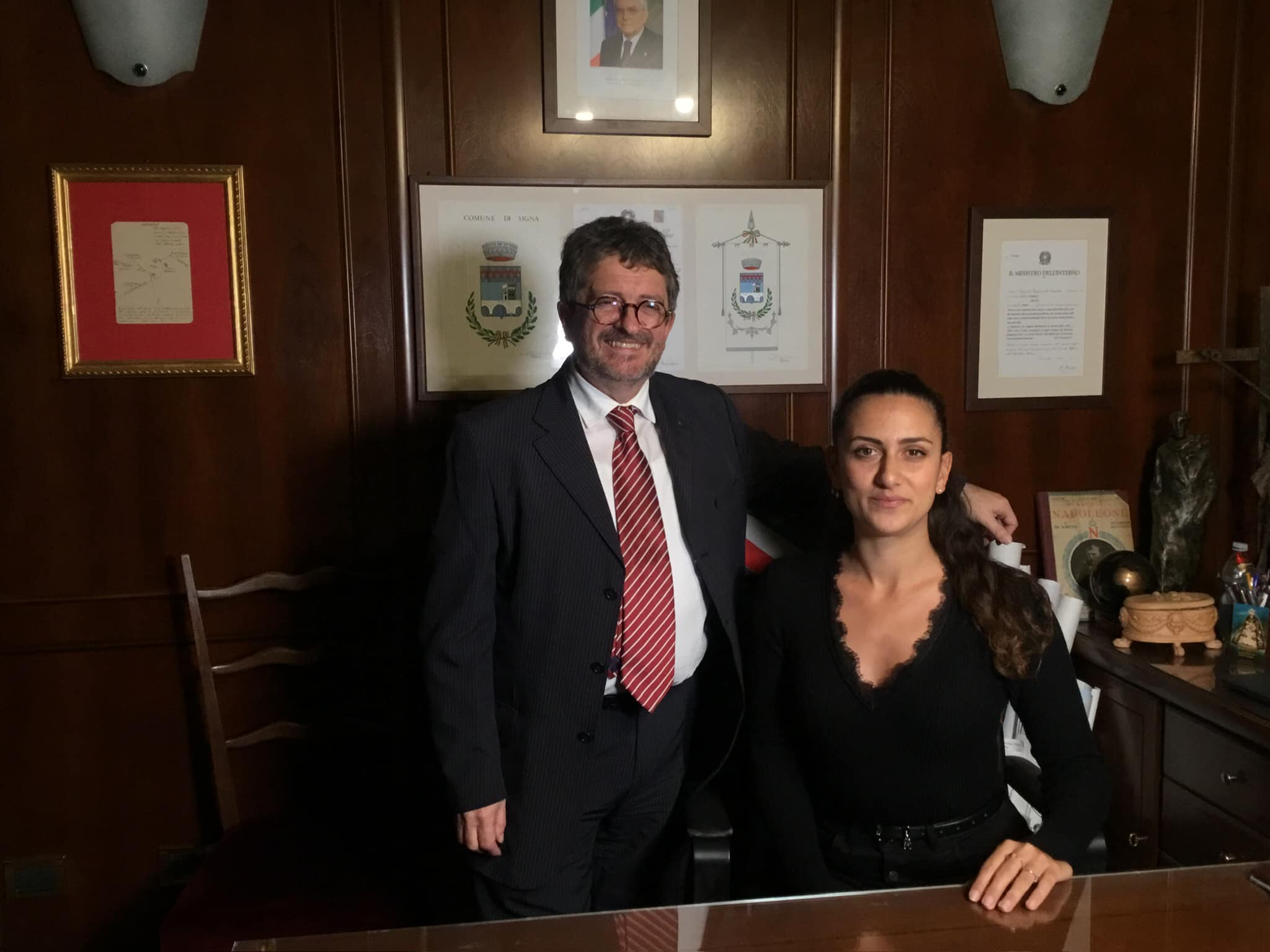 Il sindaco Giampiero Fossi con l'assessora Eleonara Chiavetta (Fonte foto Comune di Signa)