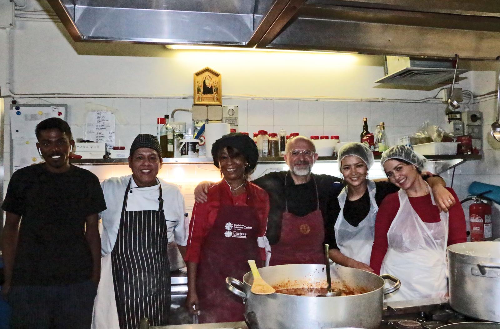 I cuochi della cena di presentazione che si è tenuta il 25 novembre (Fonte foto Caritas)