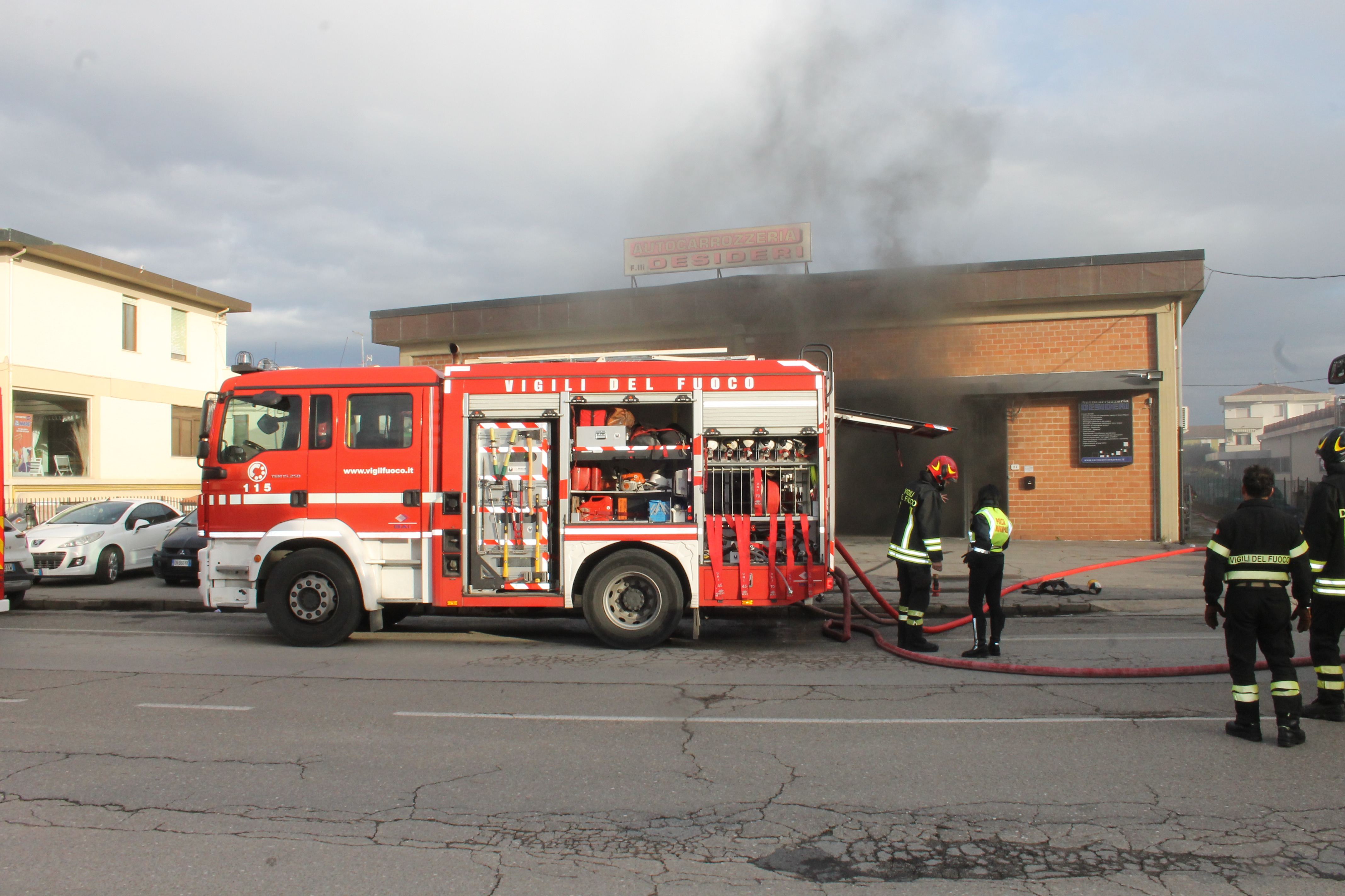 Vigili del fuoco intenti a spegnere l'incendio (fonte foto da comunicato stampa)