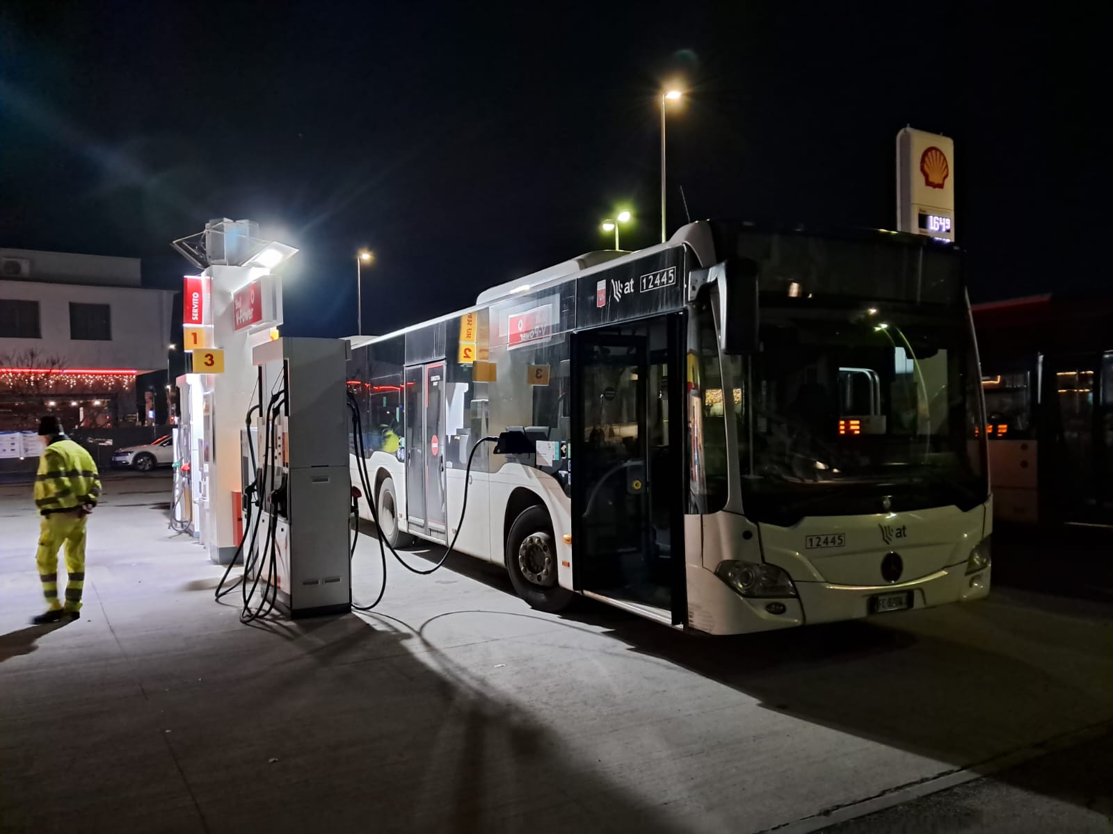 Il rifornimento lampo alle pompe di benzina (Fonte foto Autolinee Toscane)