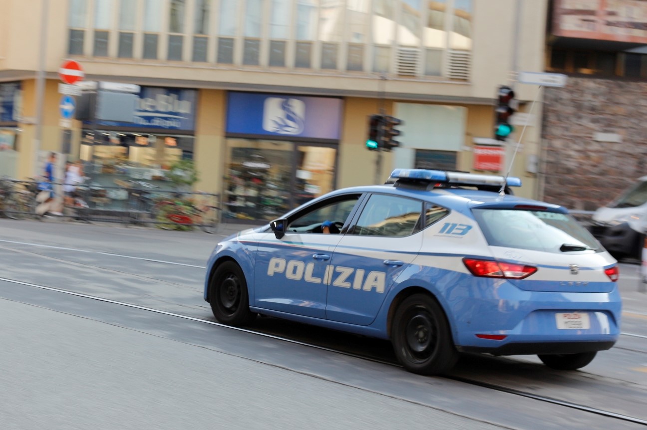 Macchina polizia (foto Antonello Serino - Met ufficio Stampa)