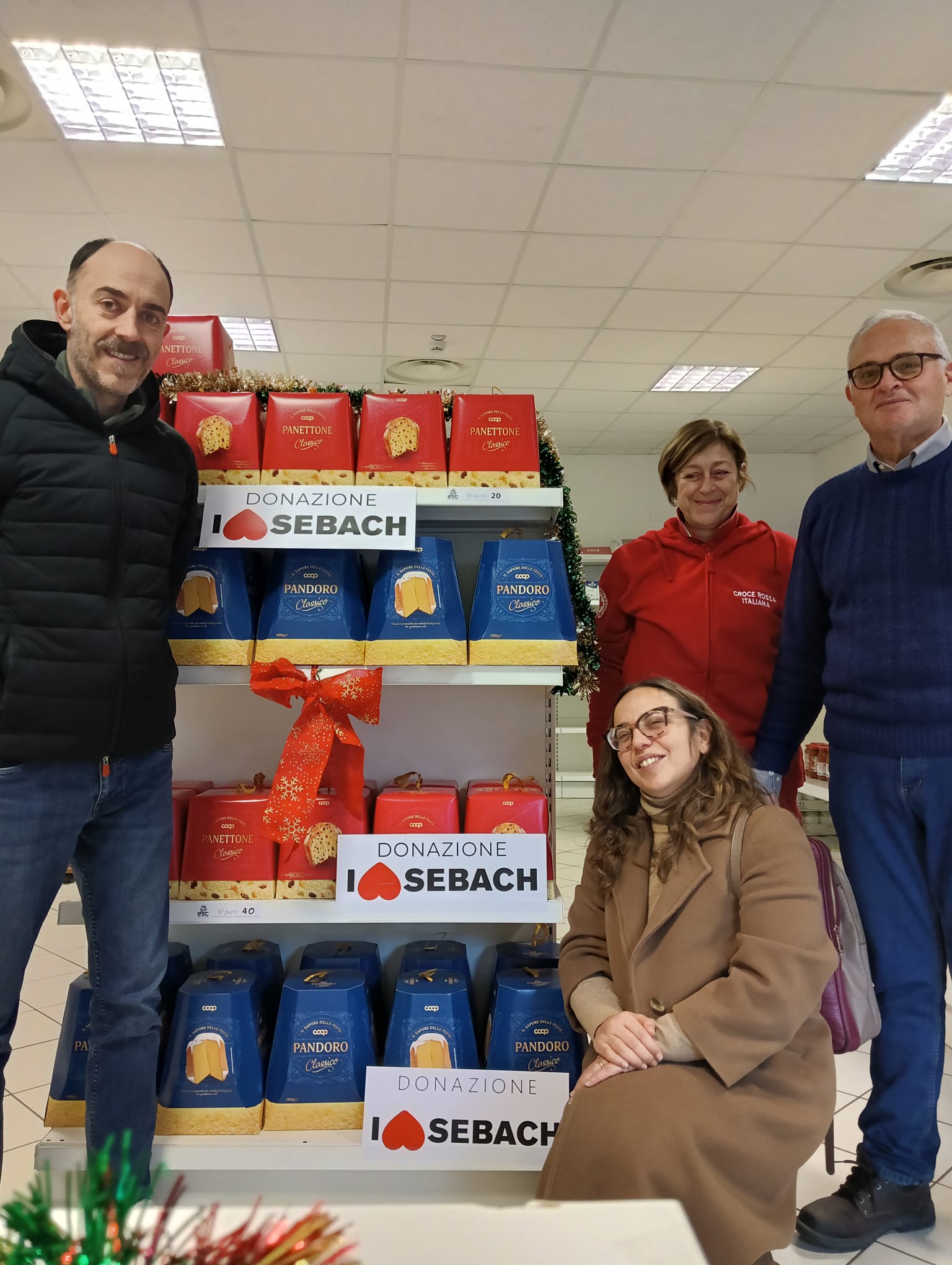 Natale all’Emporio Solidale Certaldo con i pandori di Sebach e i prodotti delle aziende certaldesi (Fonte foto Comune di Certaldo)