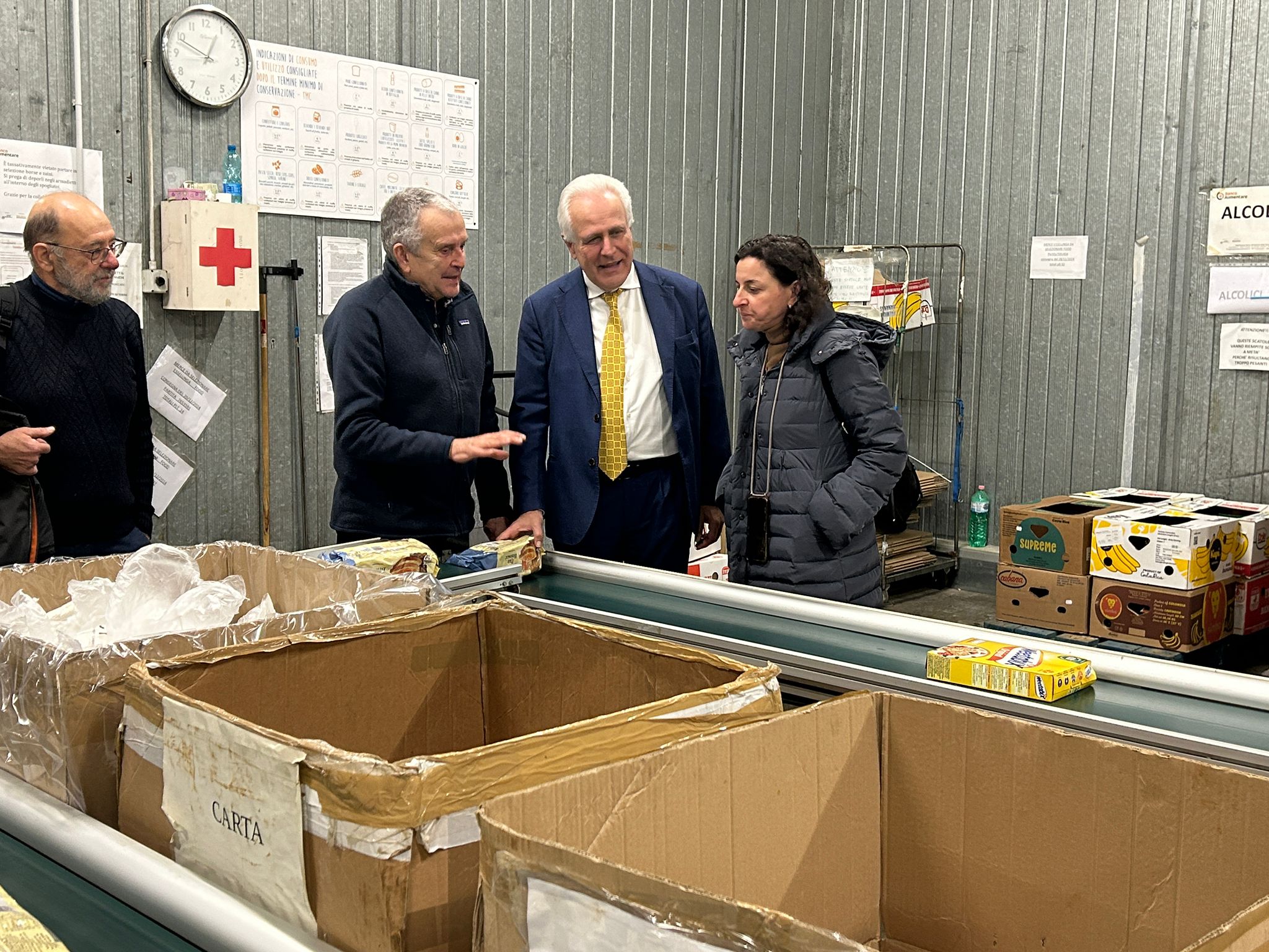 Giani e Spinelli con i responsabili del Banco Alimentare (fonte foto comunicato stampa)