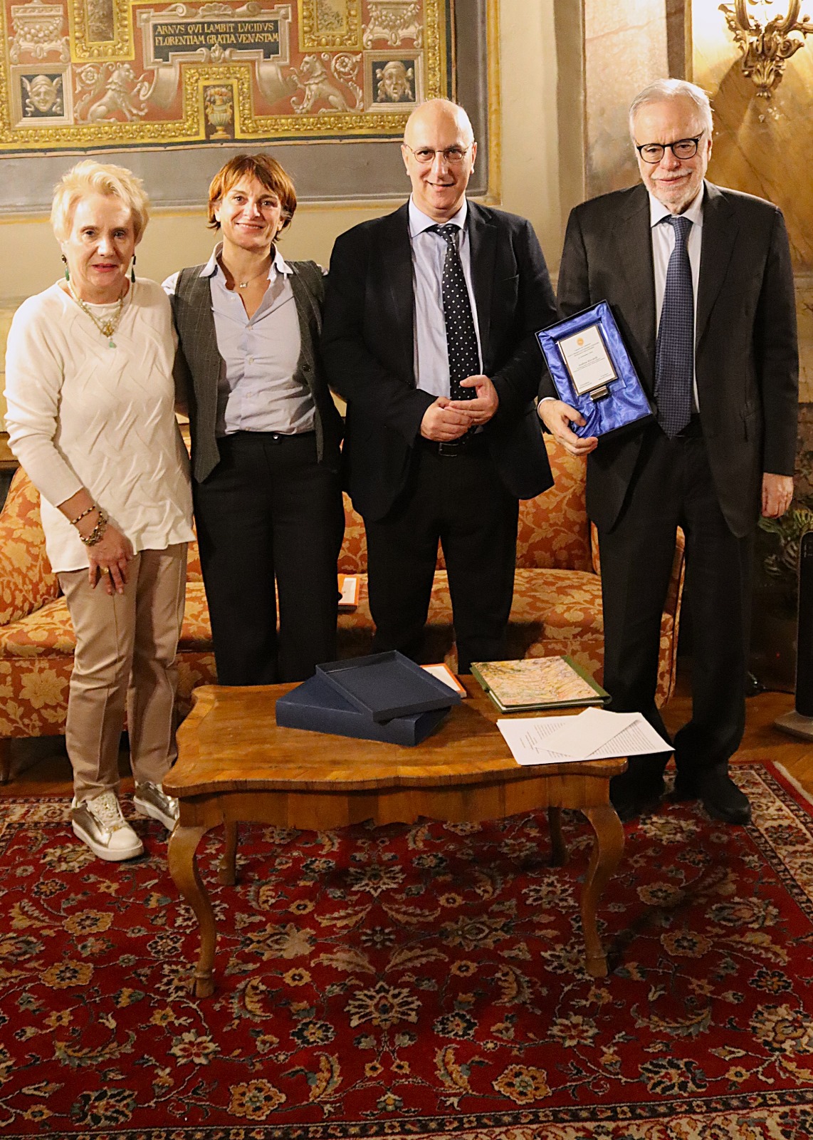 La consegna del Premio Camaiore per la diffusione della Cultura poetica italiana al Prof. Andrea Riccardi (foto Società Dante Alighieri)