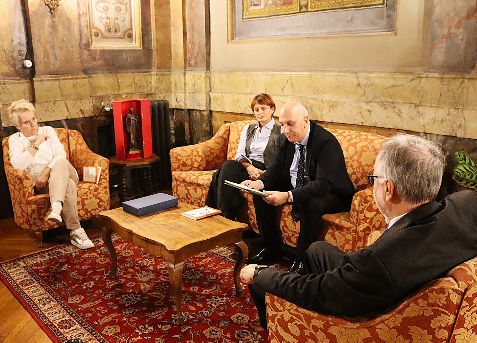 La consegna del Premio Camaiore per la diffusione della Cultura poetica italiana al Prof. Andrea Riccardi (foto Società Dante Alighieri)