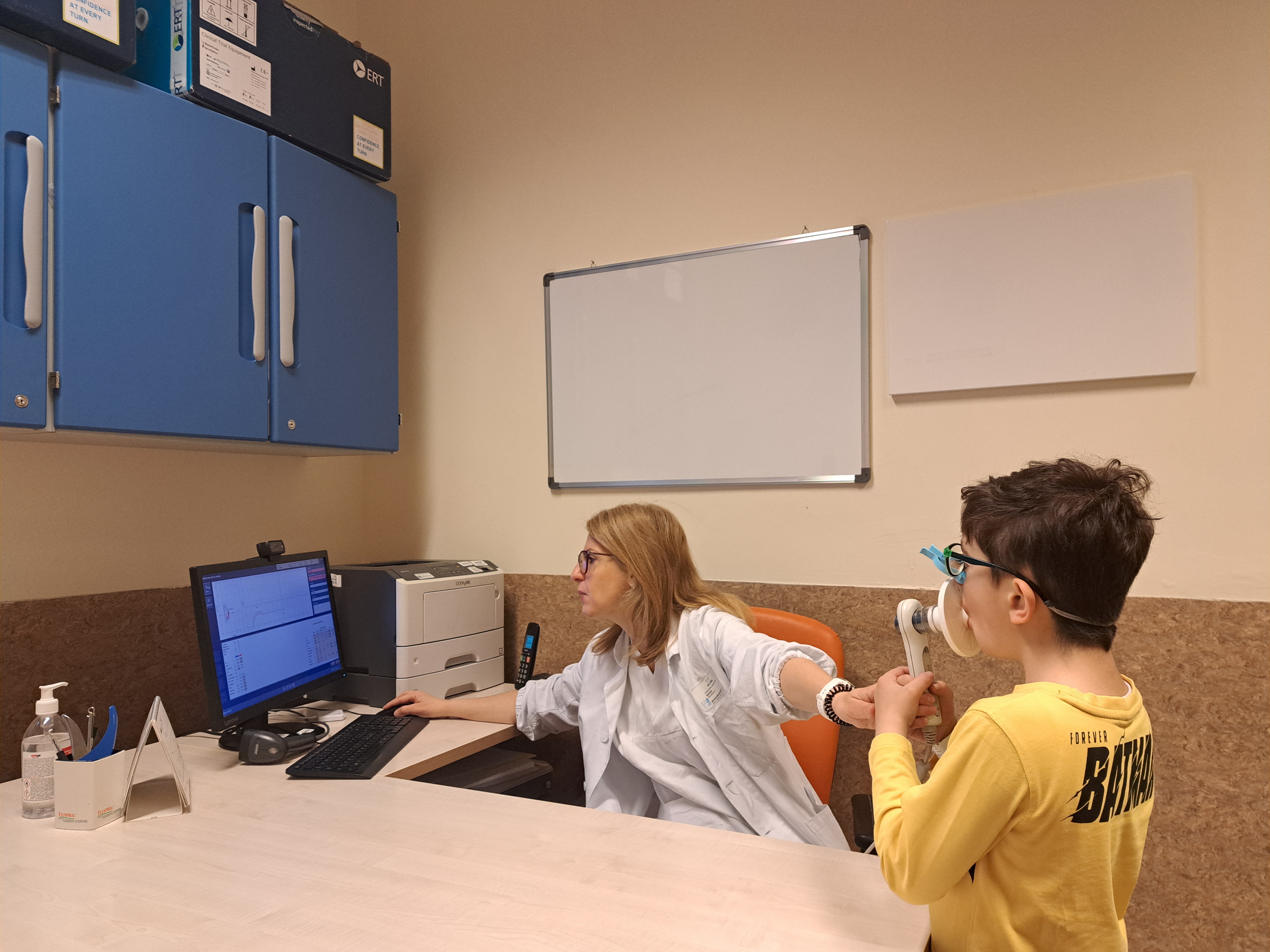 La d.ssa Grazia Fenu AOU Meyer IRCCS durante l'esecuzione di una spirometria (Fonte foto Aou Meyer Irccs)