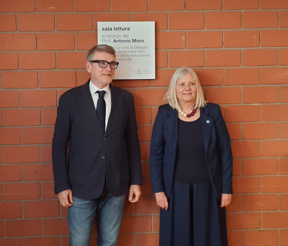 il presidente del DSU Toscana Marco Del Medico e la rettrice dell'Università di Firenze Alessandra Petrucci davanti alla targa dedicata ad Antonio Moro