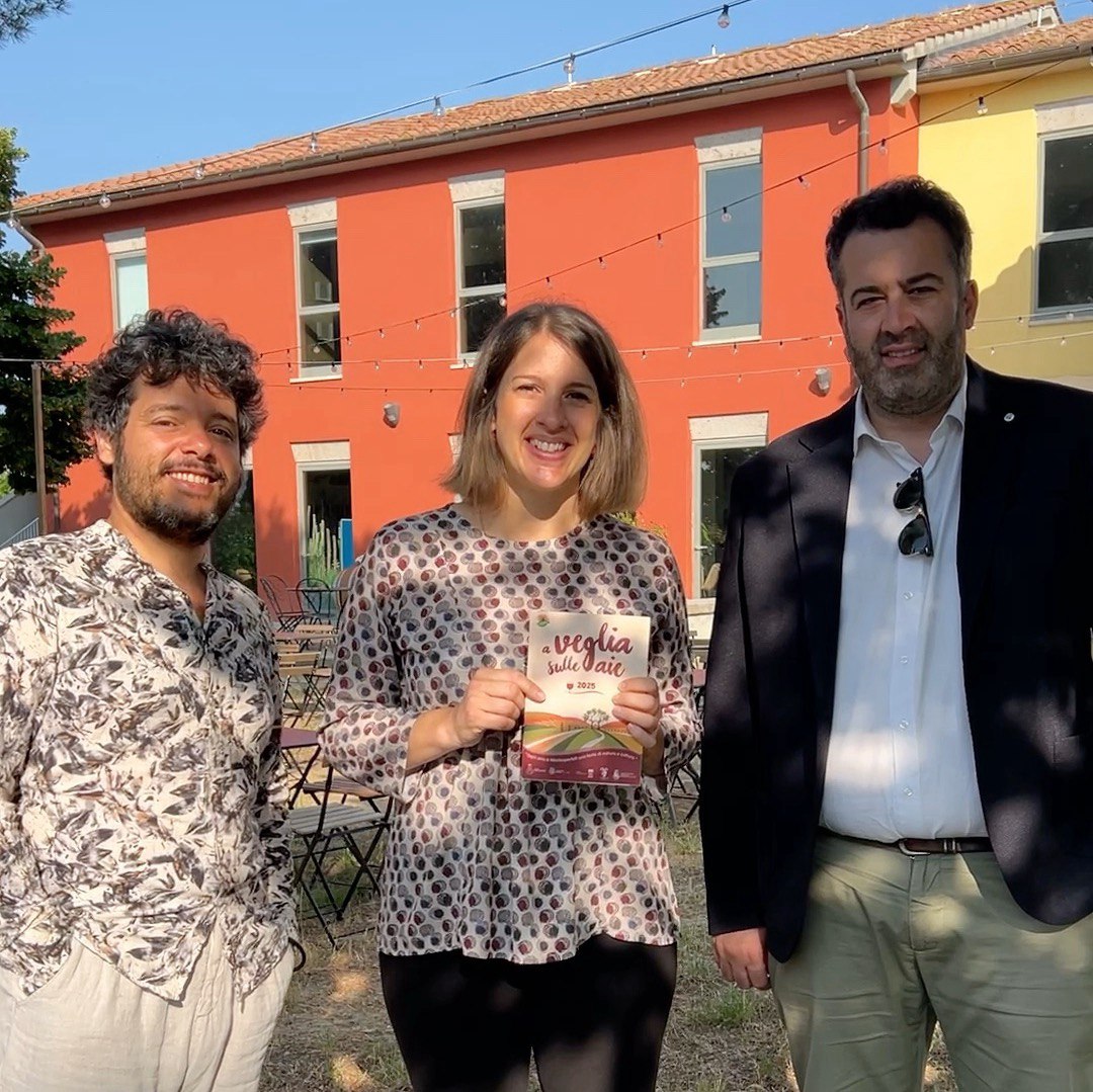 In foto da sx Francesco Giorgi, Associazione Mascarà, l'ssessora alla Cultura Alessandra De Toffoli il sindaco Alessio Mugnaini (foto da comunciato Comune di Montespertoli)
