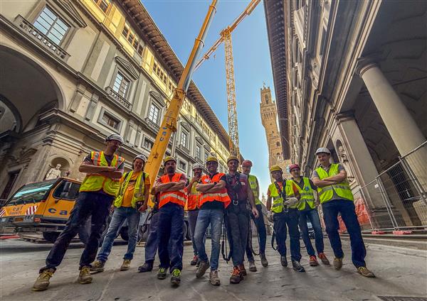 Squadra smontaggio (crediti Massimo Sestini - fonte foto comunicato ufficio stampa Gallerie degli Uffizi)