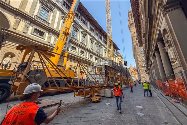 Smontaggio gru (crediti Massimo Sestini - fonte foto comunicato ufficio stampa Gallerie degli Uffizi)