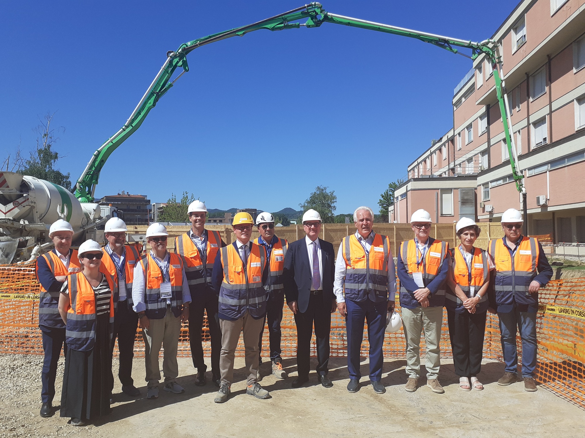 Foto di gruppo all'interno del cantiere (fonte foto comunicato stampa)