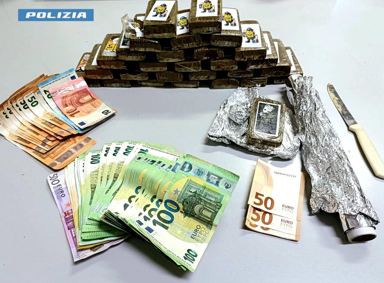 materiale sequestrato (fonte foto comunicato stampa)