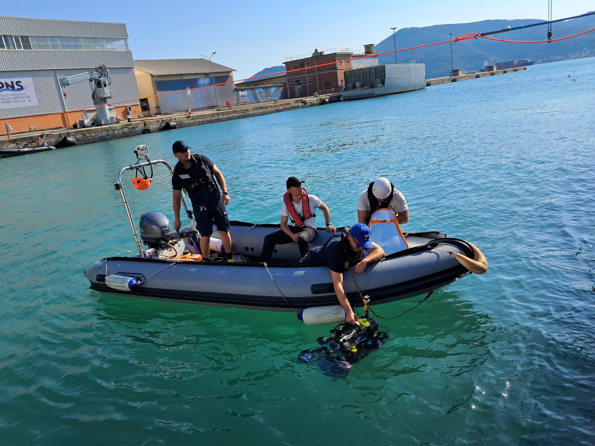 L'Unifi Robotics Team con il drone FeelHippo AUV (Foto da comunicato Università degli Studi di Firenze)