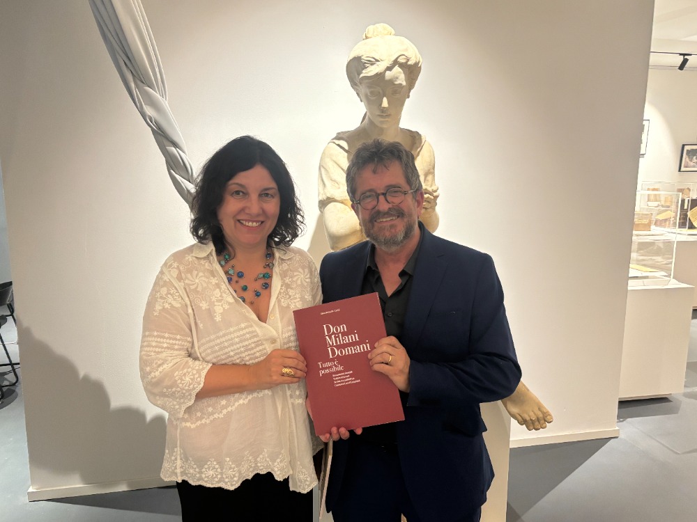 Il sindaco Fossi con l'autrice (Fonte foto Comune di Signa)