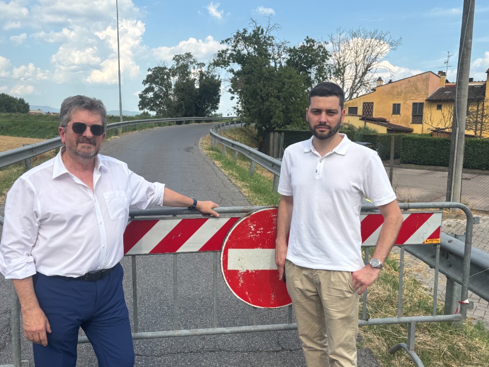 Il sindaco Fossi e l'assessore Di Natale al ponte chiuso a San Mauro a Signa (Fonte foto comunicato Comune di Signa)