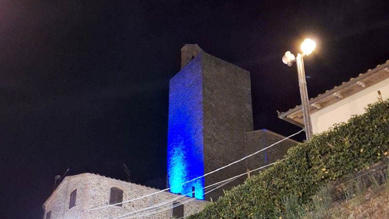 Vinci. Il Castello dei Conti Guidi illuminato di blu per Kif1a Italia, l’associazione di promozione sociale per le persone affette da KAND