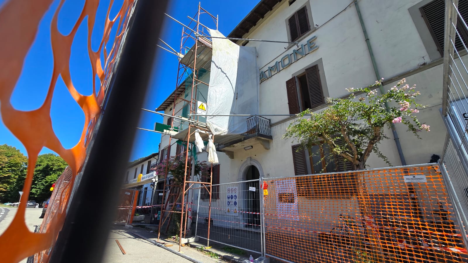 I lavori all’ex albergo Lamone (Fonte foto comunicato Comune di Marradi)
