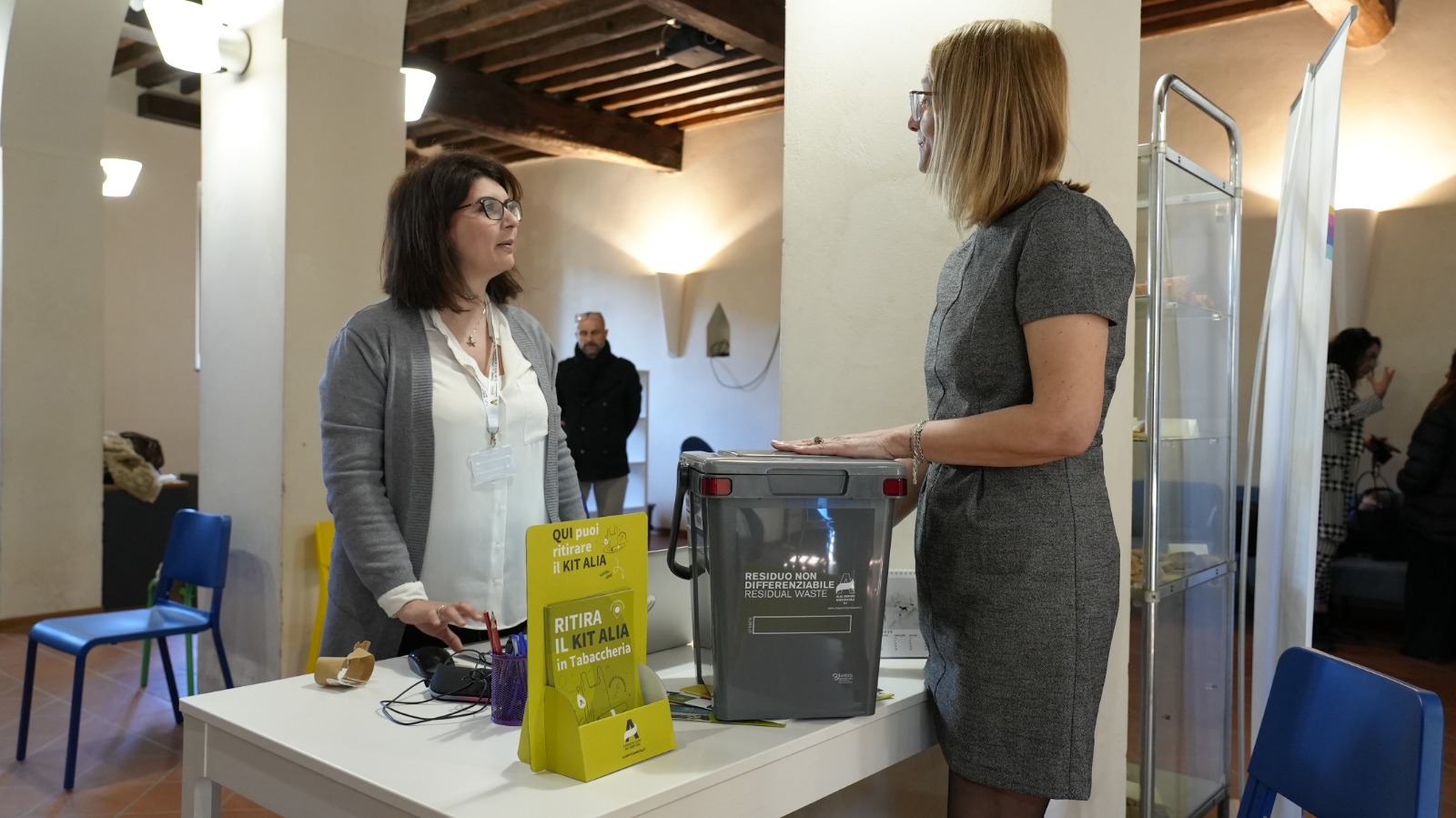 Alia Plures cambia i colori per contenitori e sacchi destinati alla raccolta di carta e imballaggi