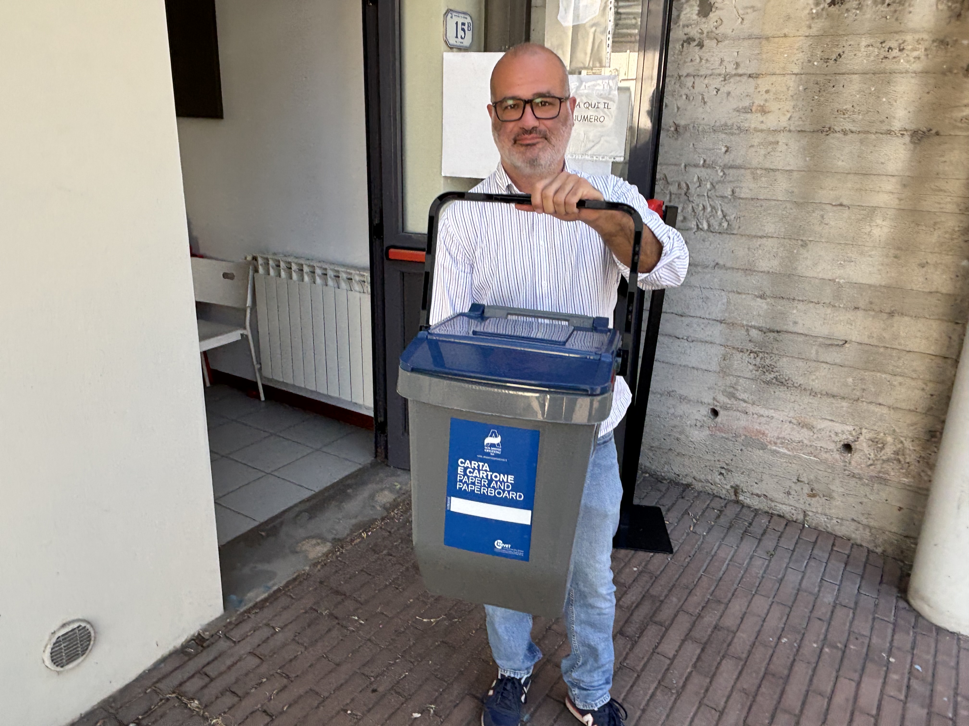 L’assessore all’ambiente La Placa ha ritirato il kit per la raccolta differenziata (Fonte foto Comune di Signa)