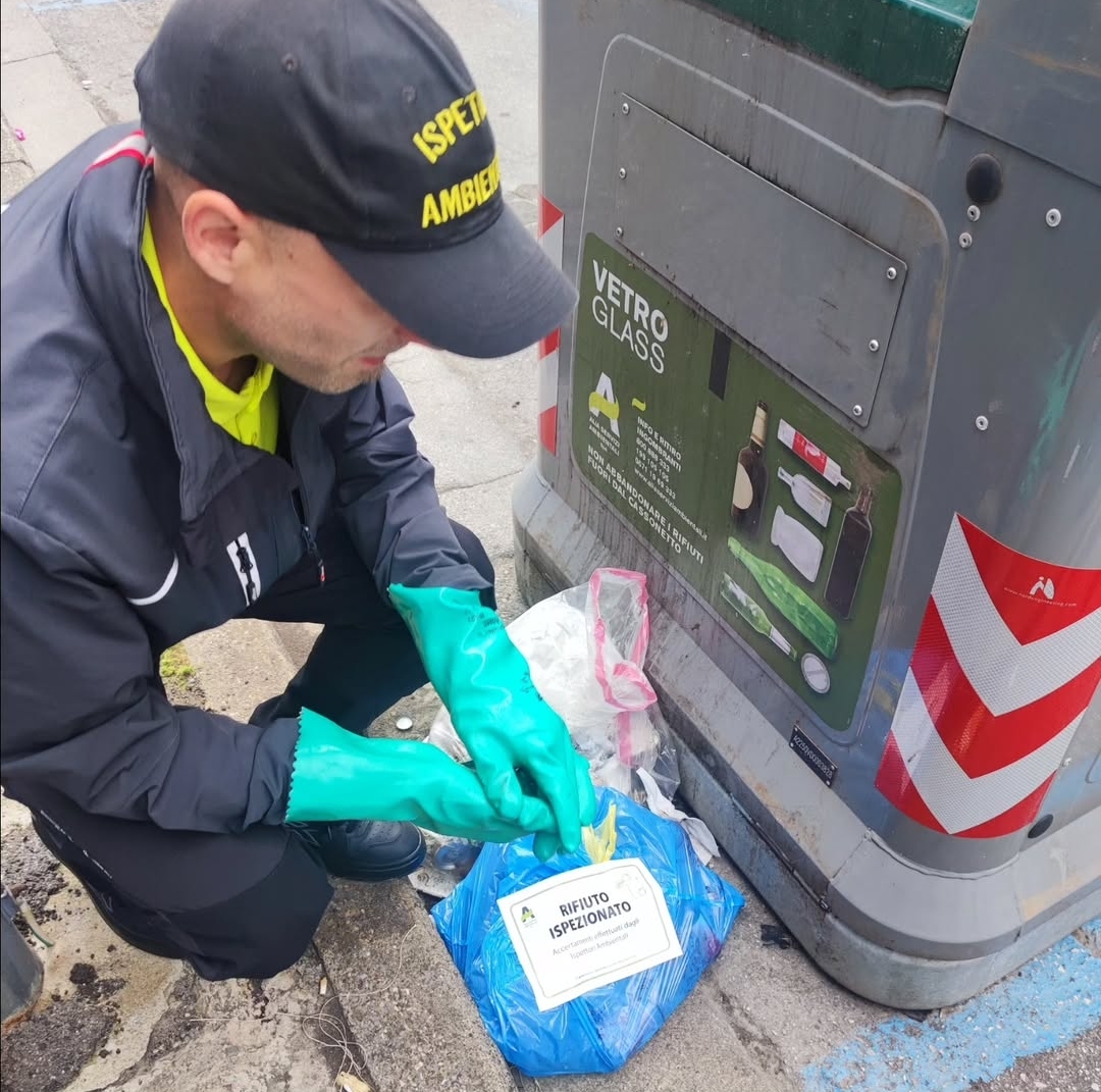 Gli ispettori ambientali durante un servizio a Fucecchio