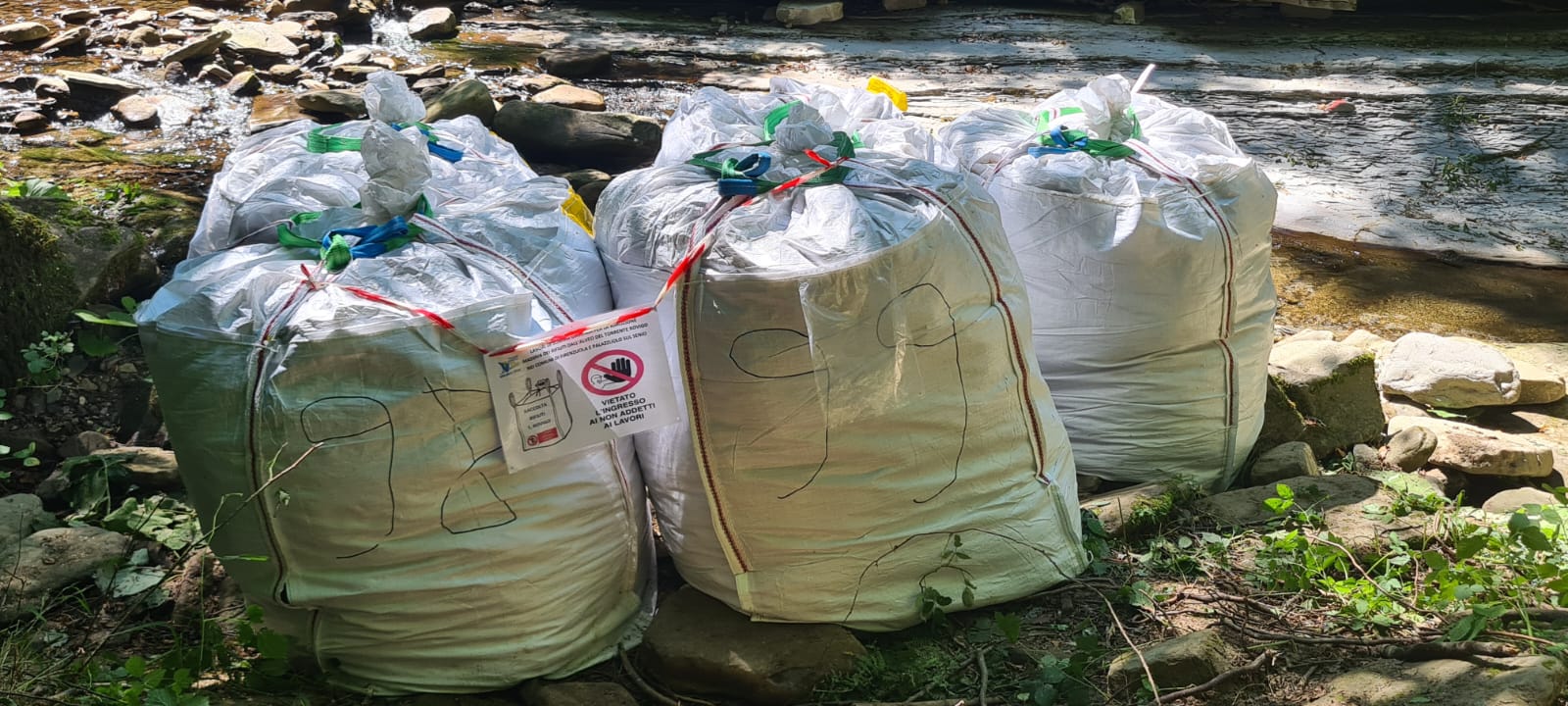 Gli ultimi rifiuti da portare via (Fonte foto Consorzio di Bonifica Medio Valdarno)