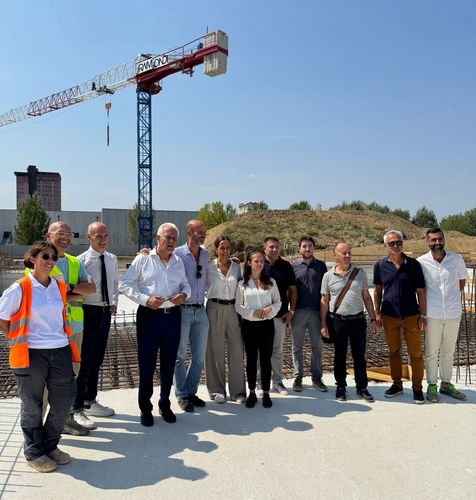 l presidente Giani con la sindaca Funaro e l'assessora Perini al sopralluogo alla piscina Pegaso. In basso, un rendering del nuovo impianto (Fonte foto Regione Toscana)