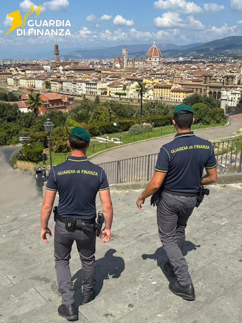 Finanzieri a tutela del turismo fiorentino e contro l'illegalità. Bloccato il "gioco delle tre carte" in piazzale Michelangelo (Fonte foto comunicato sala stampa Guardia di Finanza)