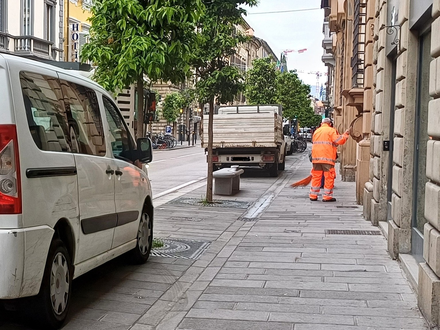 Operatore Alia al lavoro (foto archivio Antonello Serino - Met Ufficio Stampa)