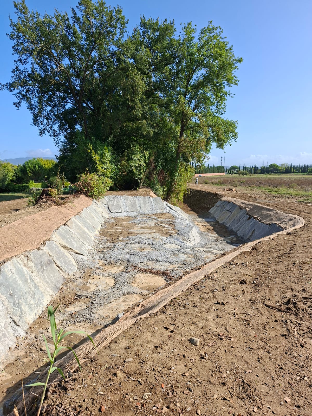 La sistemazione del fondo del Rio dei Cappuccini (fonte foto comunicato Consorzio di Bonifica Medio Valdarno)