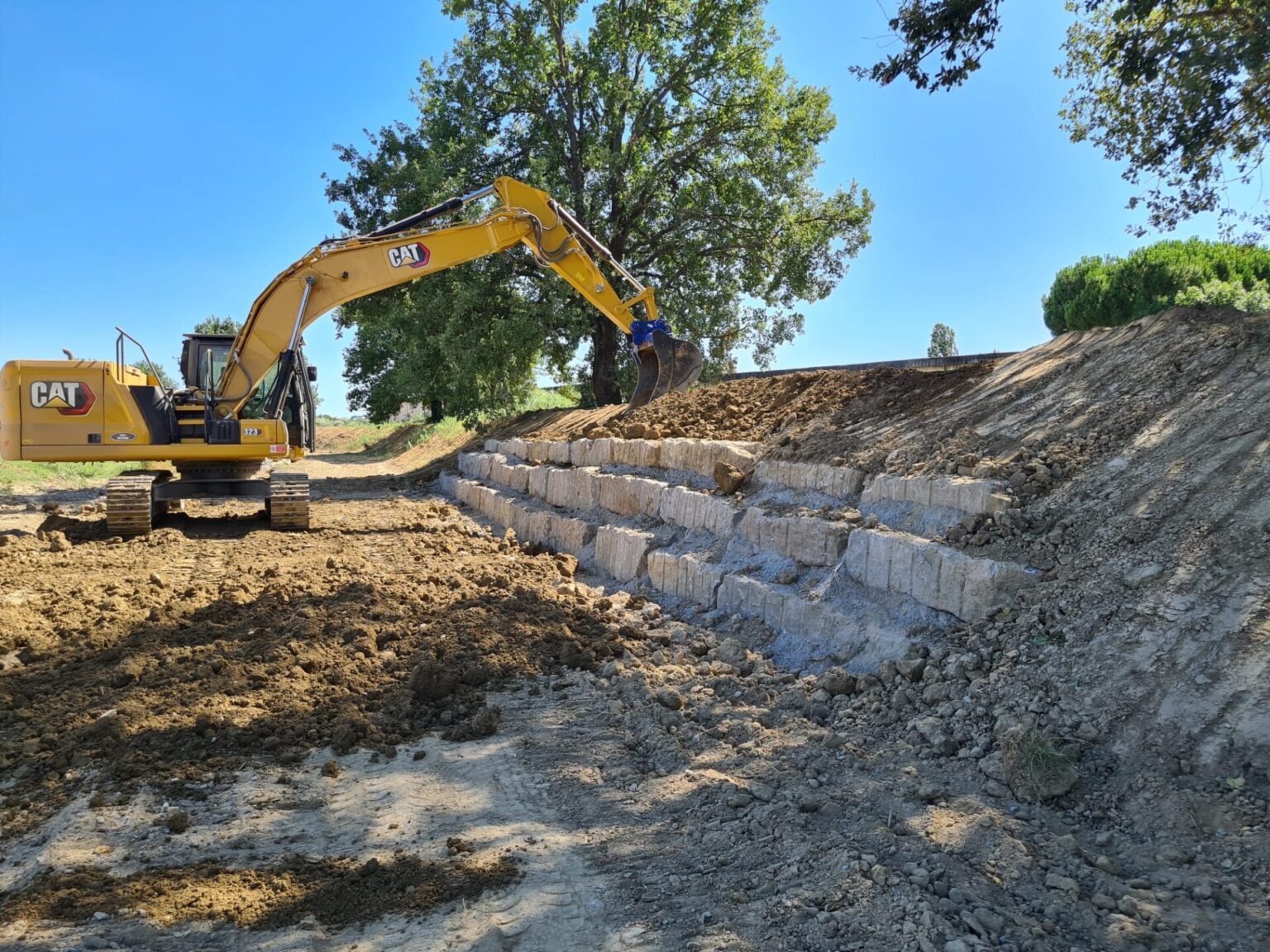 La riprazione della rotta sull'Orme (Fonte foto comunicato Consorzio di Bonifica Medio Valdarno)