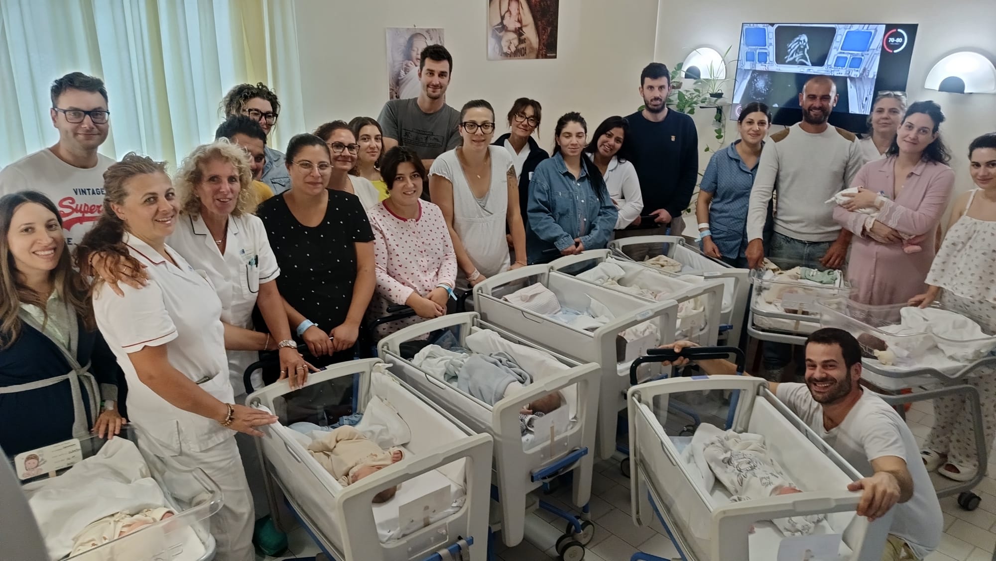 Foto di gruppo con le culle mamme babbi personale sanitario