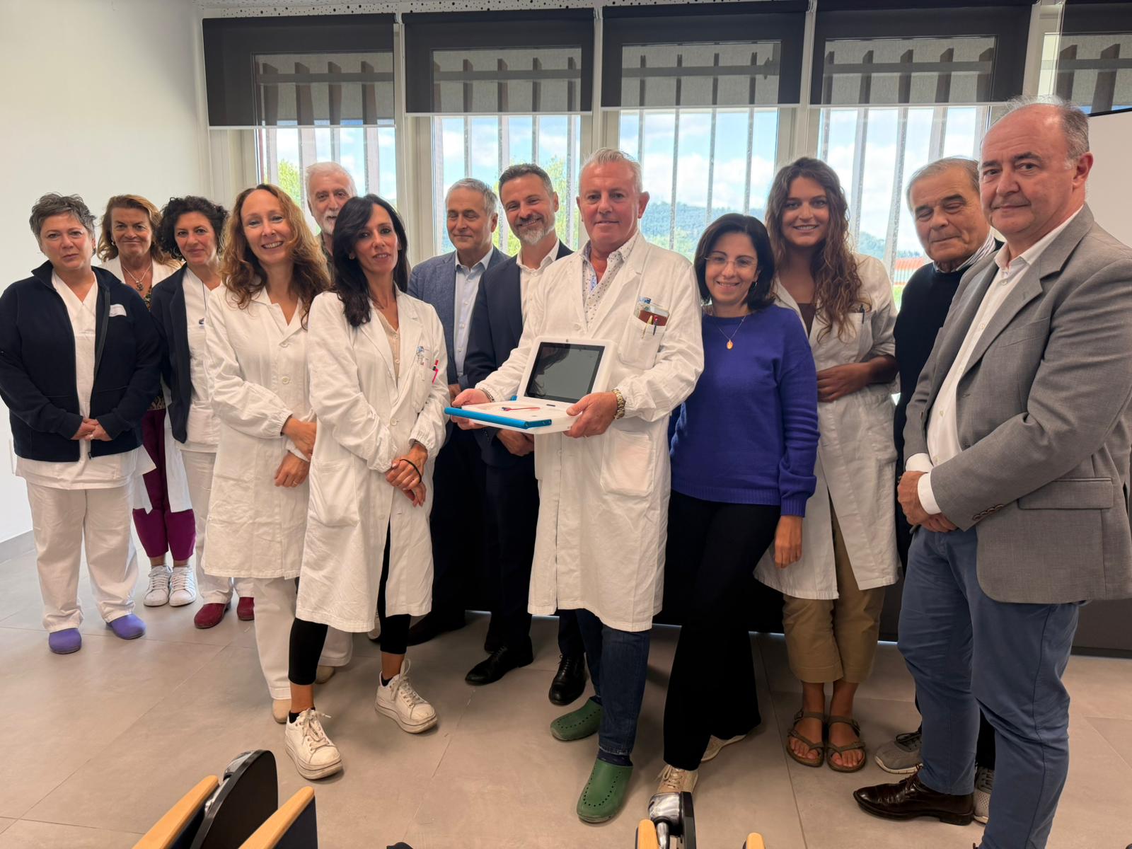 Foto di gruppo donazione Ossimetro (Fonte foto comunicato Ausl Toscana Centro)