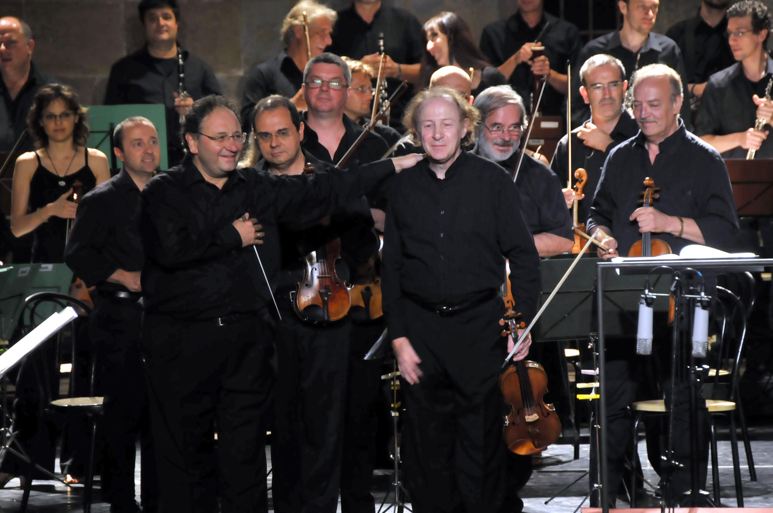Il Maestro Giuseppe Lanzetta e il solista Ilya Grubert con l'Orchestra da Camera Fiorentina (Fonte foto Ufficio Stampa Marco Mannucci)