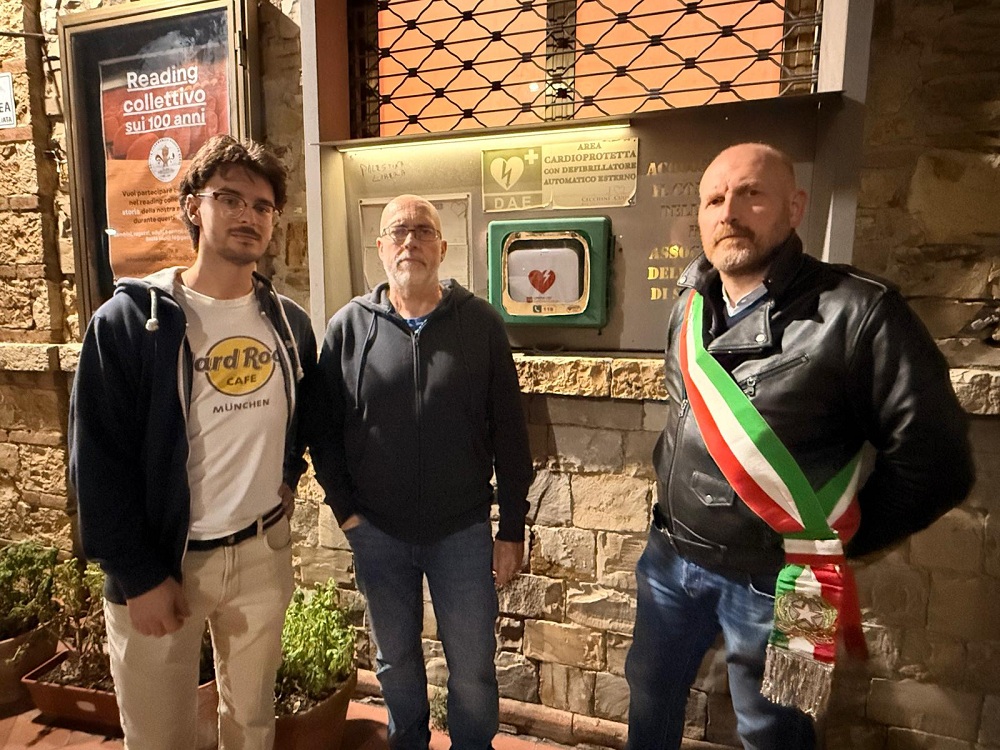 da sx Taddeo Lensi, pres. Filarmonica Giuseppe Verdi, Tommaso Vannini, il sindaco David Baroncelli 
