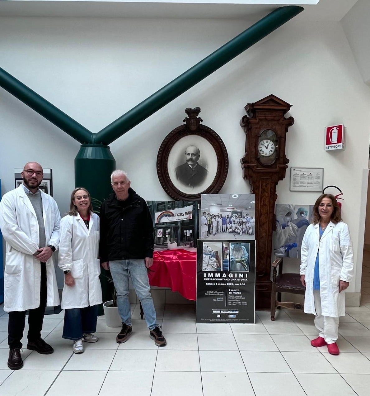 La drssa Bellini e il dott Bastiani con Nilo Capretti e a destra la dr.ssa Bartalucci (Fonte foto comunicato Ausl Toscana Centro)