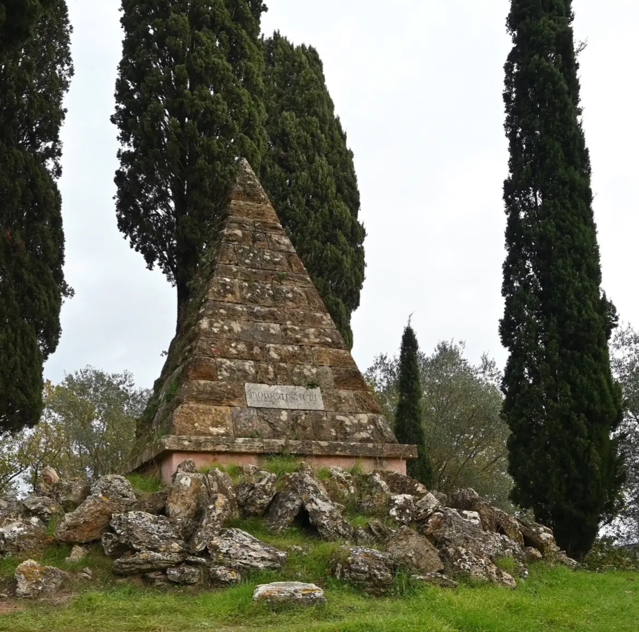 il monumento piramidale a Montaperti