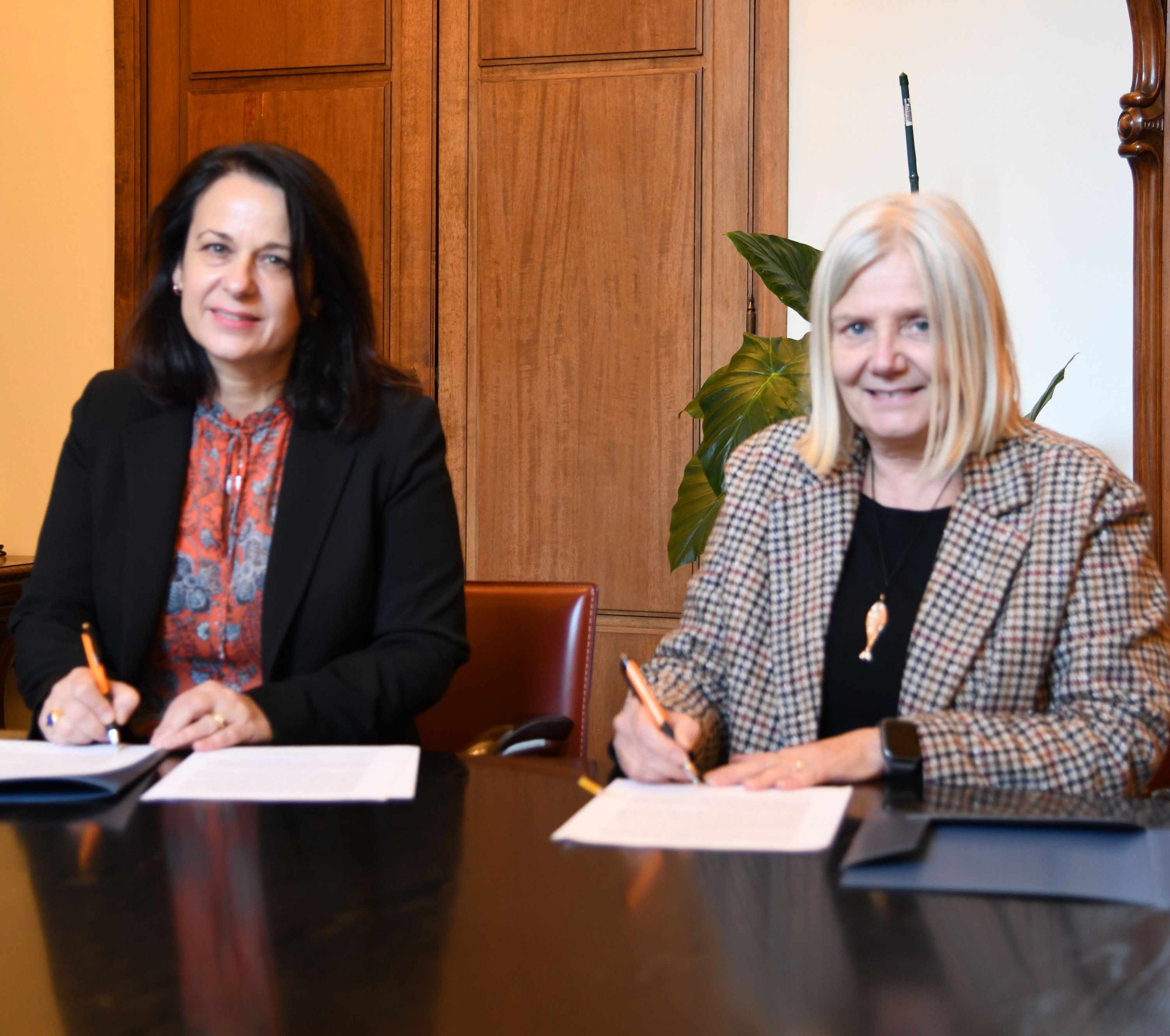 Un momento della firma dell'accordo con Claudia_Sereni_Alessandra_Petrucci