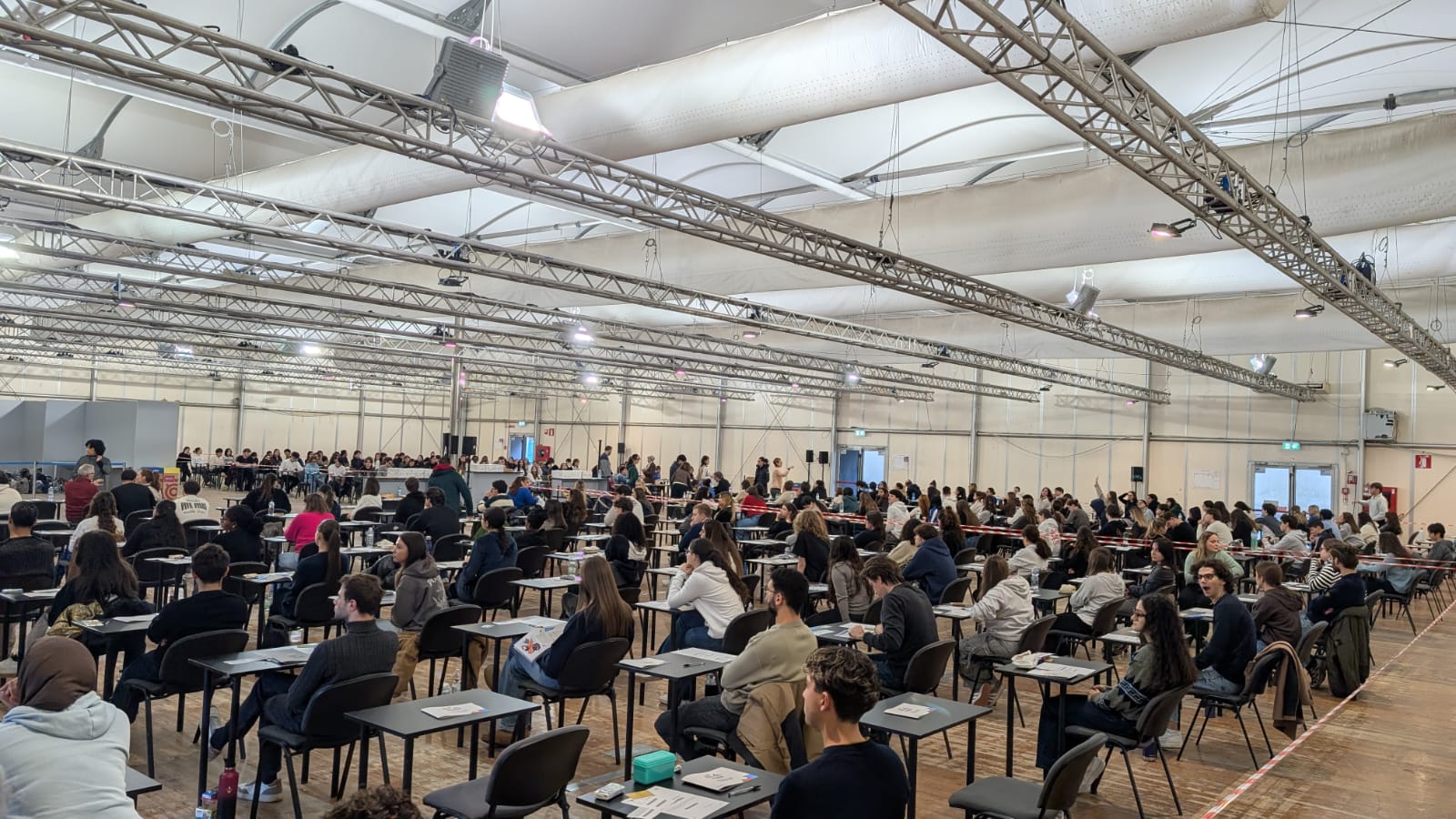I candidati alla prima sessione di esami del semestre filtro che si è tenuto alla Fortezza Da Basso (Foto da comunicato Università degli Studi di Firenze)