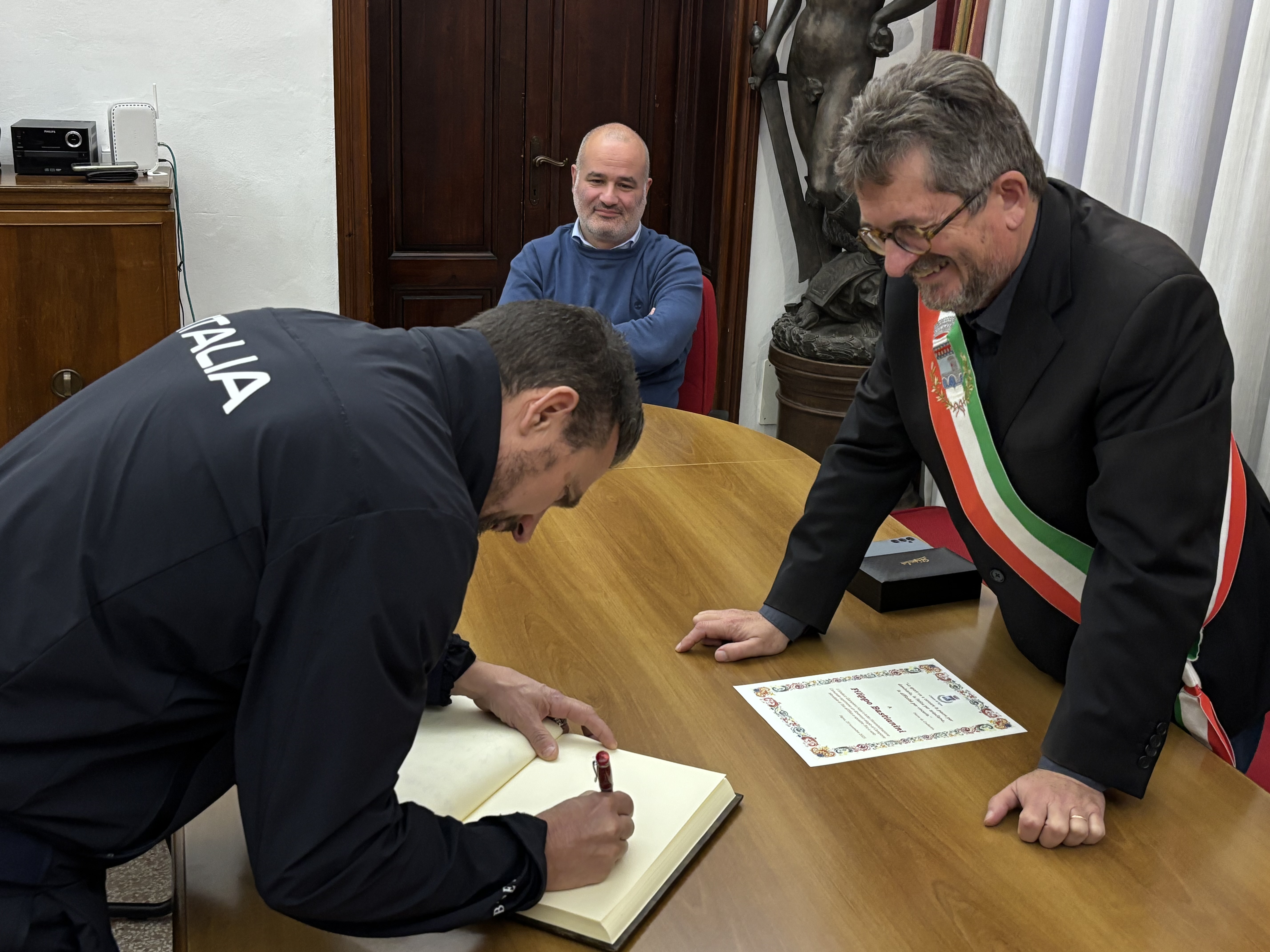 Filippo Bastianini, campione mondiale di Tiro all’Elica riceve l’encomio di atleta del meseda parte dell’Amministrazione comunale (Fonte foto Comune di Signa)